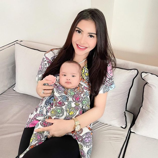 7 Photos of Influencer Rica Andriani Taking Care of Her Child, Praised by Netizens - Still Like a Teenage Girl