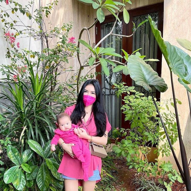 7 Photos of Influencer Rica Andriani Taking Care of Her Child, Praised by Netizens - Still Like a Teenage Girl