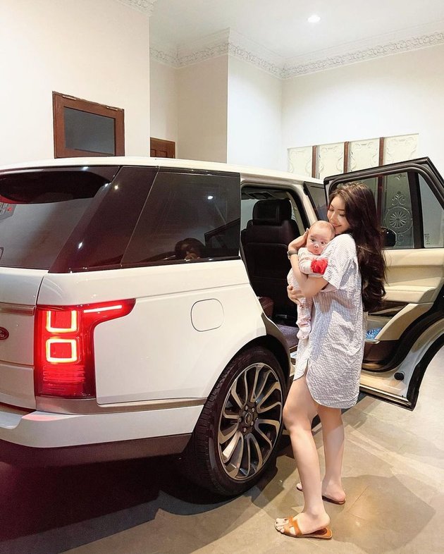 7 Photos of Influencer Rica Andriani Taking Care of Her Child, Praised by Netizens - Still Like a Teenage Girl