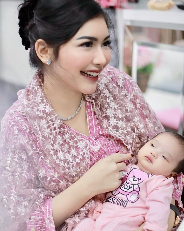 7 Photos of Influencer Rica Andriani Taking Care of Her Child, Praised by Netizens - Still Like a Teenage Girl