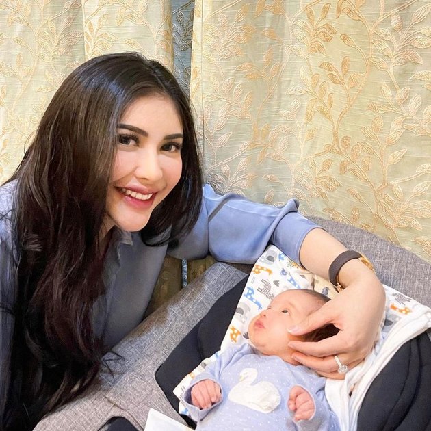 7 Photos of Influencer Rica Andriani Taking Care of Her Child, Praised by Netizens - Still Like a Teenage Girl