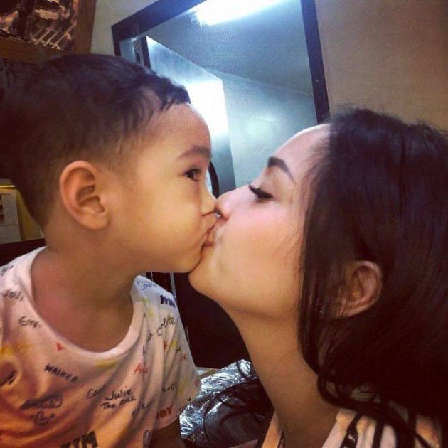 Foto Nagita yang sempat mencium bibir Rafathar juga pernah menjadi perbincangan hangat netizen.