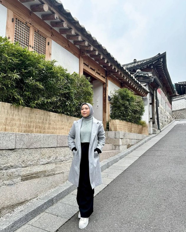 7 Portraits of Selfi Yamma During Vacation in South Korea, Even More Stylish in Hijab - Very Beautiful