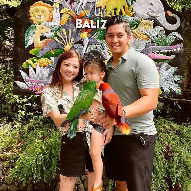 Seperti inilah potret liburan seru Franda dan Samuel Zylgwyn di Bali Zoo. Nggak hanya berdua, pasangan ini juga mengajak serta putri kecilnya, Vechia.