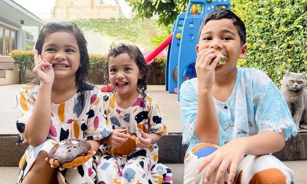 7 Portraits of Shafiyyah, the Youngest Daughter of Shireen Sungkar who Rarely Gets Attention - Cute, Adorable, and Happy in Her Mother's Arms