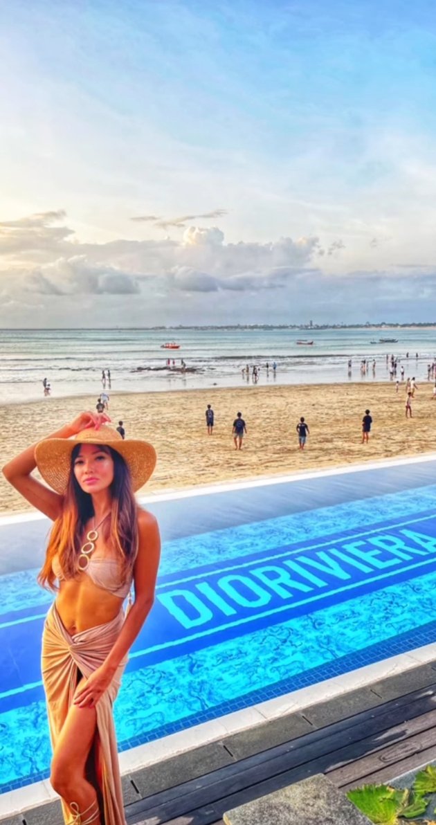 7 Photos of Shanty Enjoying the Beauty of Bali, Flat Stomach Despite Being 43 Years Old