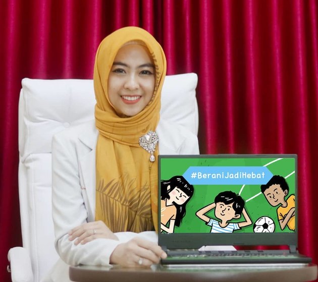 7 Portraits of Shindy Putri, Ria Ricis's Sister with Her White Suit, a Beautiful and Charming Doctor and Youtuber