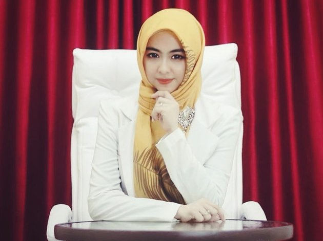 7 Portraits of Shindy Putri, Ria Ricis's Sister with Her White Suit, a Beautiful and Charming Doctor and Youtuber