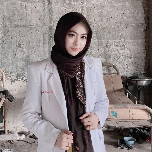 7 Portraits of Shindy Putri, Ria Ricis's Sister with Her White Suit, a Beautiful and Charming Doctor and Youtuber