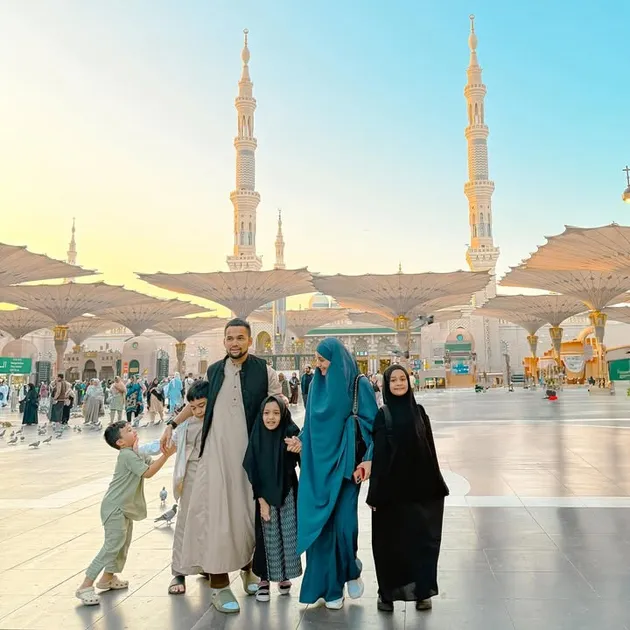 Shireen Sungkar Umrah Bareng Keluarga