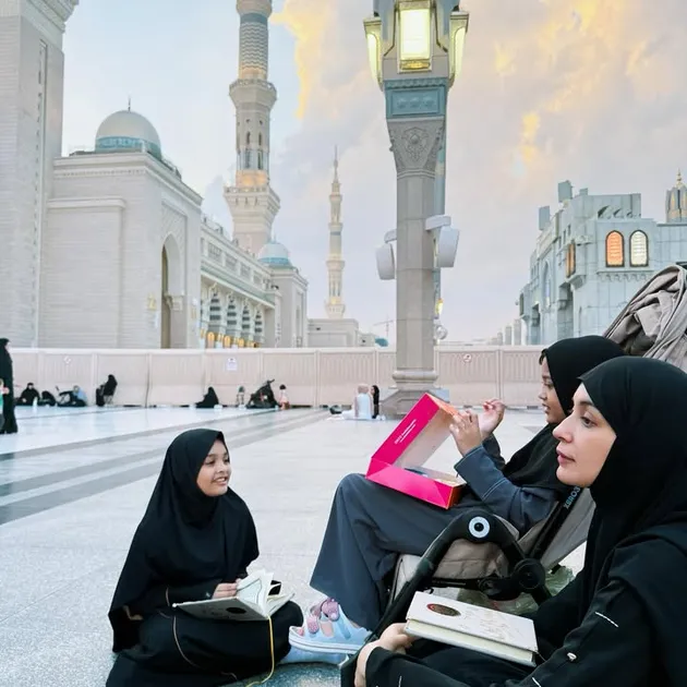 Shireen Sungkar di masjid Nabawi