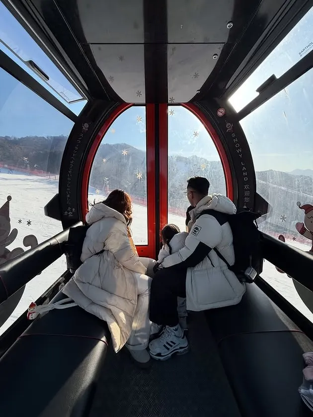 Siti Badriah dan Krisjiana naik kereta gantung