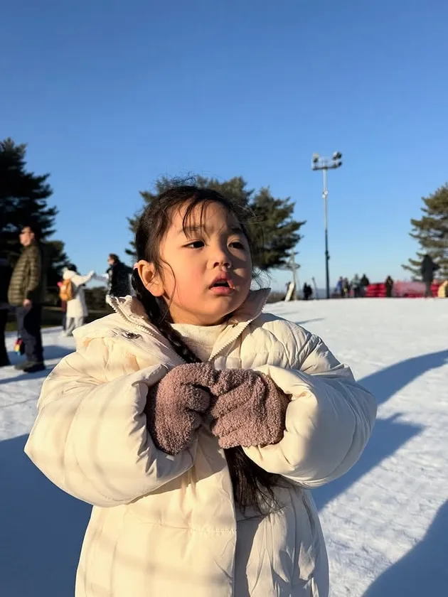 Xarena anak Siti Badriah main salju