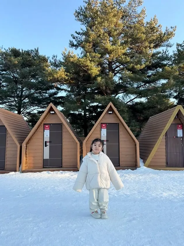 Xarena anak Siti Badriah di tengah salju