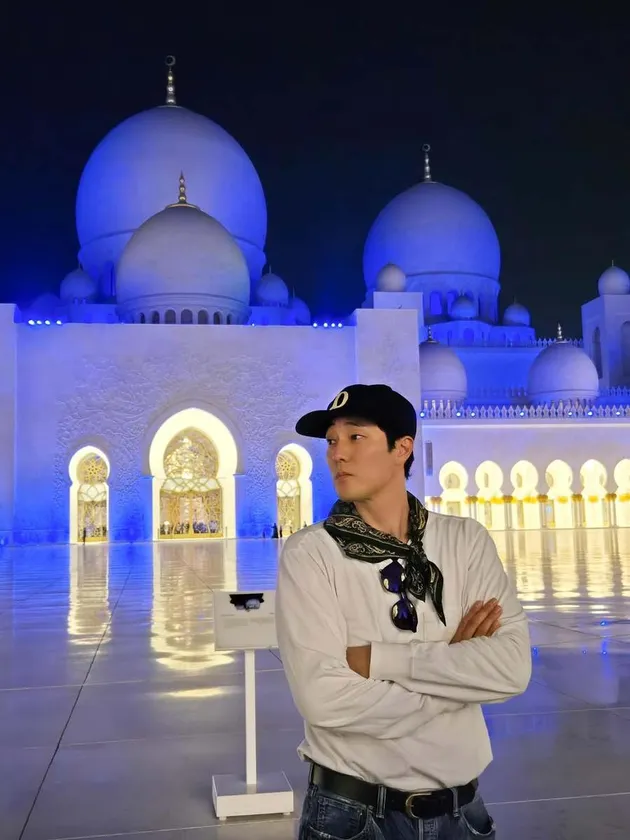 Potret So Ji Sub kunjungi Masjid Agung di Abu Dhabi