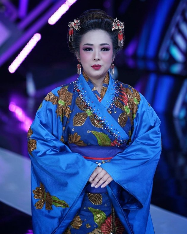 Kimono kerap dikenakan oleh pekerja di bidang industri jasa dan pariwisata, pelayan wanita di restoran tradisional, dan pelayan penginapan. 