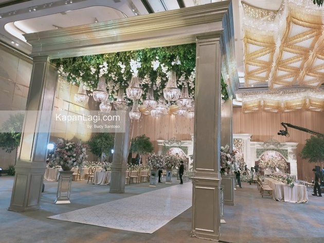 7 Portraits of the Atmosphere of Lesti and Rizky Billar's Wedding Location, Soft Chocolate Nuances - Luxurious Full of Flowers and Chandeliers