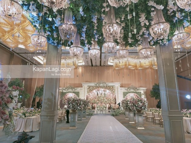 7 Portraits of the Atmosphere of Lesti and Rizky Billar's Wedding Location, Soft Chocolate Nuances - Luxurious Full of Flowers and Chandeliers
