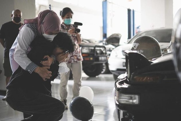 7 Portraits of Cinta Kuya's Tears That Broke When She Received a Sweet Seventeen Gift from Her Parents, a Classic Sports Car for Collectors