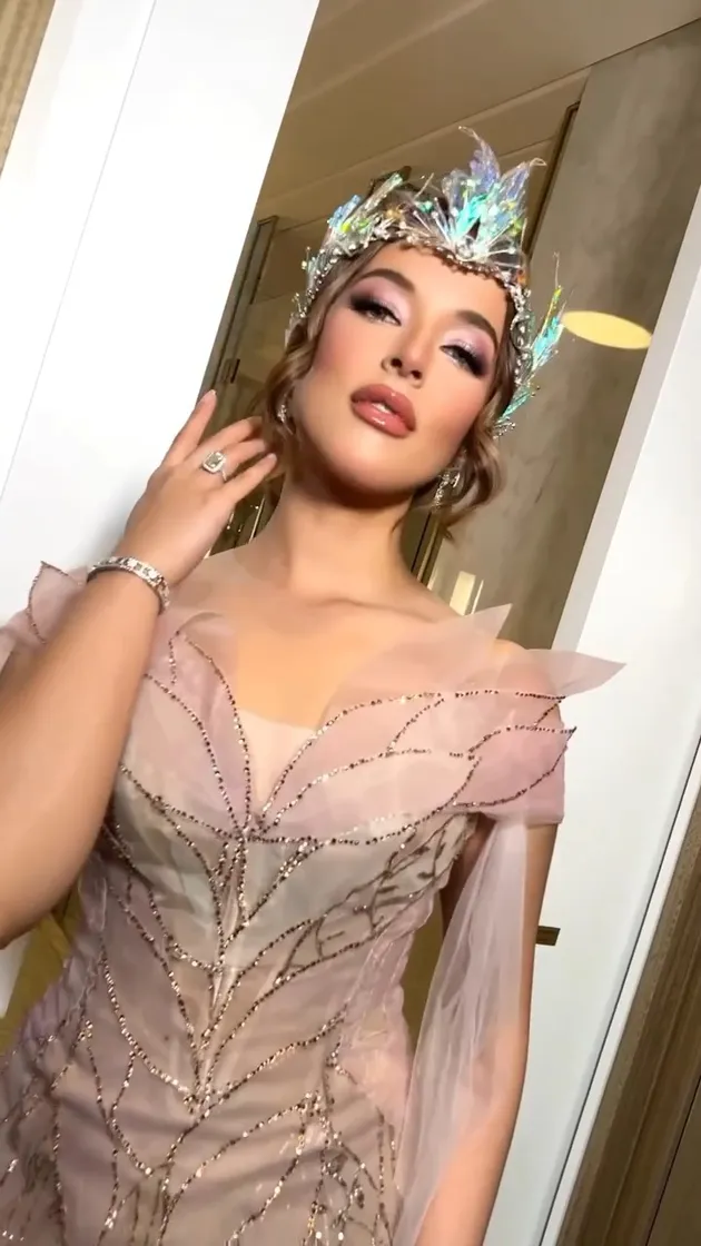 Tasya Farasya dalam Outfit Bertema Mother of Pearl