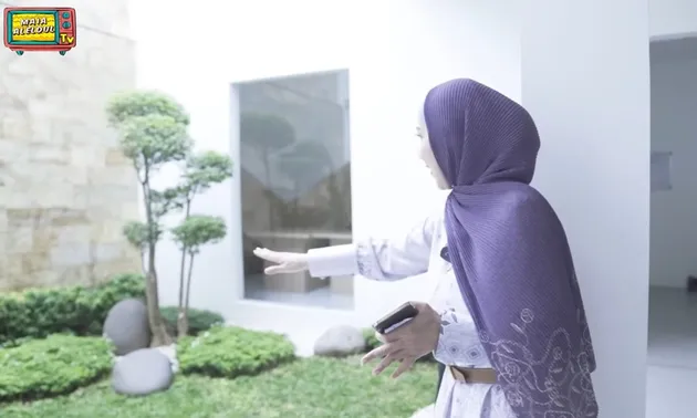 Venna Melinda perlihatkan taman rumahnya
