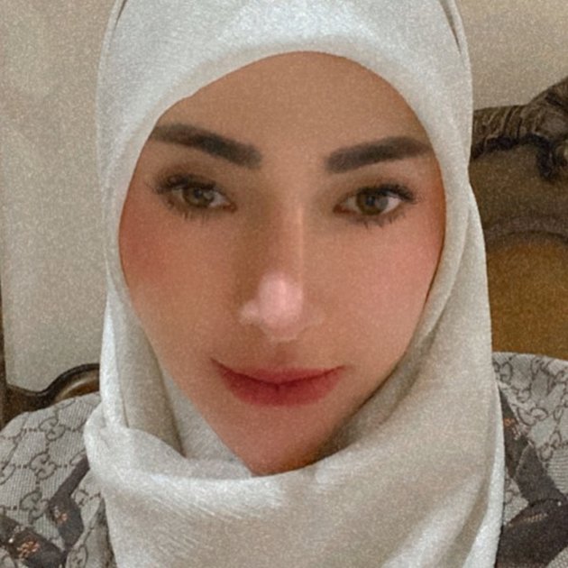 Berkat hijab yang dikenakannya, image seksi yang selama ini melekat pun hilang.
 