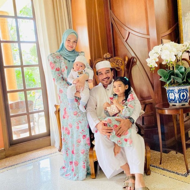 Siti Nurhaliza melahirkan anak kedua berjenis klamin laki-laki. Kini sudah berusia 5 bulan, anak kedua penyanyi kondang Malaysia ini tampak lucu.