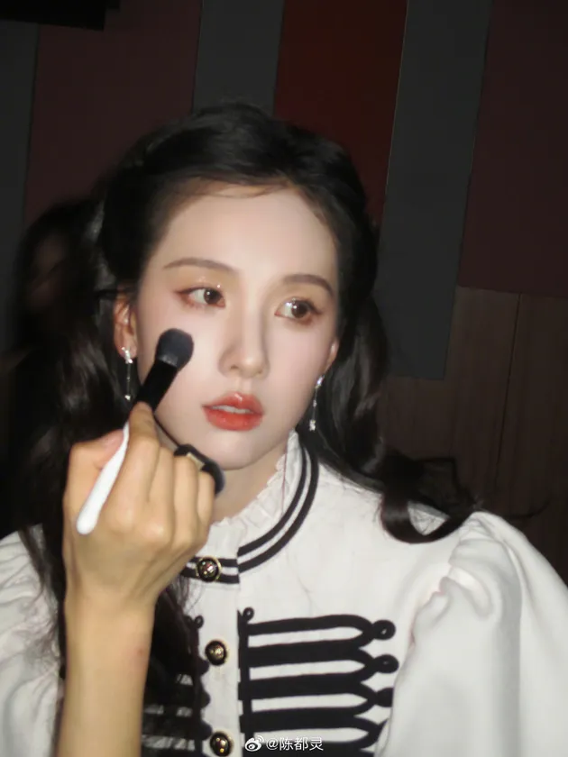 Potret Terbaru Chen Duling saat di-makeup