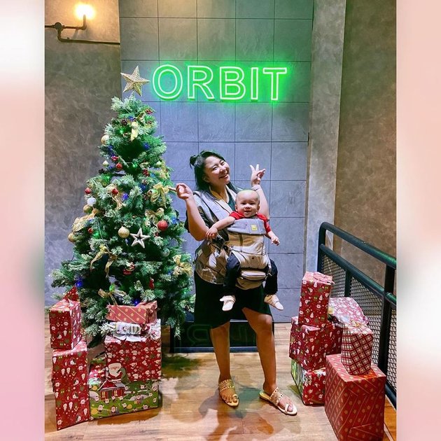 7 Latest Portraits of Chikita Meidy, Former Child Singer, Enjoying the Busy Life of Being a Mother