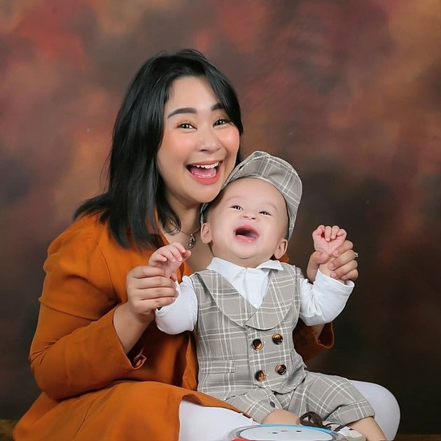 7 Latest Portraits of Chikita Meidy, Former Child Singer, Enjoying the Busy Life of Being a Mother