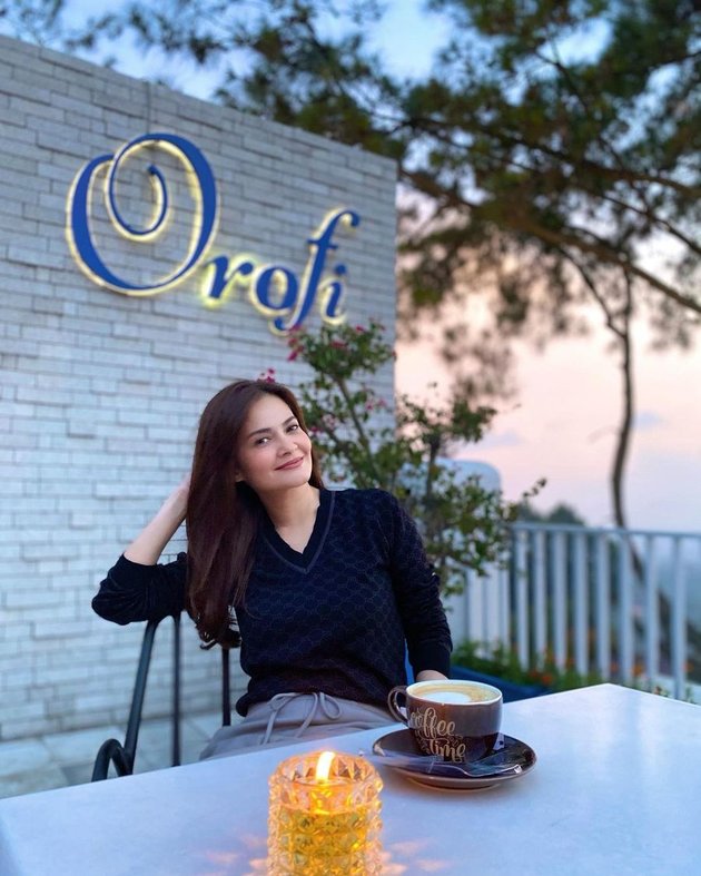 7 Latest Photos of Cut Tari, Looking More Beautiful, Ageless at 43 Years Old - Charming Smile Attracts Attention