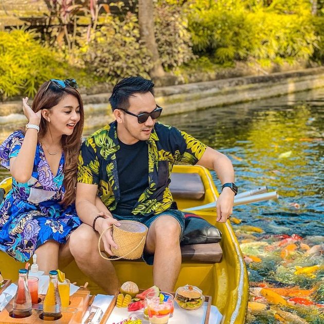7 Latest Portraits of Jenita Janet and Danu Sofwan Getting Closer, Happy Sitting Together on a Yellow Boat - Kissing and Hugging Each Other Romantically