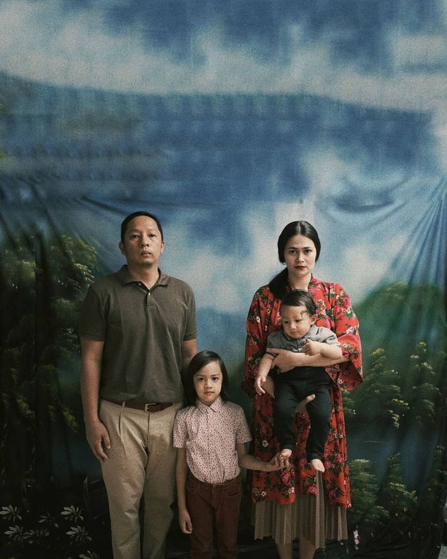 7 Latest Unusual Portraits of Ringgo Agus Rahman's Family, Vintage Concept - Compact Flat Pose