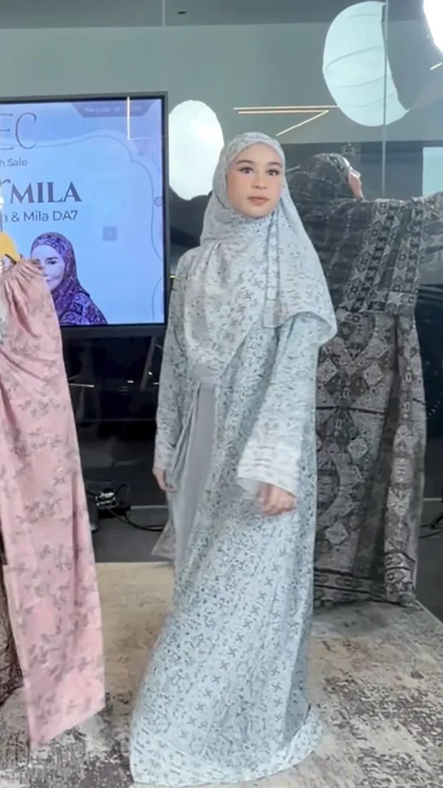Mila DA7 tampil dengan dress biru
