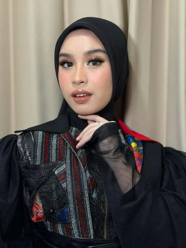 Mila DA7 memakai riasan flawless