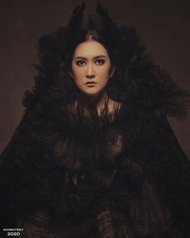 7 Latest Portraits of Nafa Urbach Appearing in All Dark Outfits, Prefers to be Called Handsome Rather than Sexy