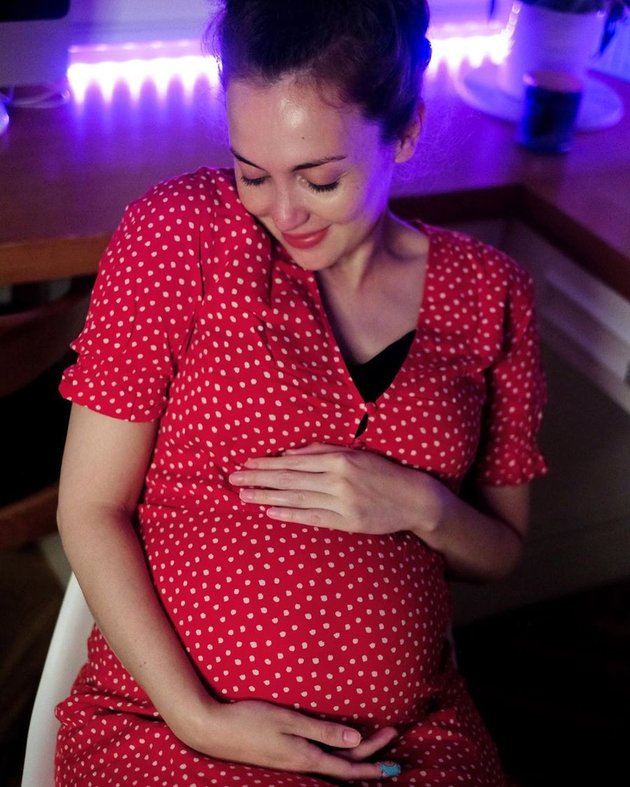 7 Latest Portraits of Rianti Cartwright, Happier in the 8th Month of Pregnancy
