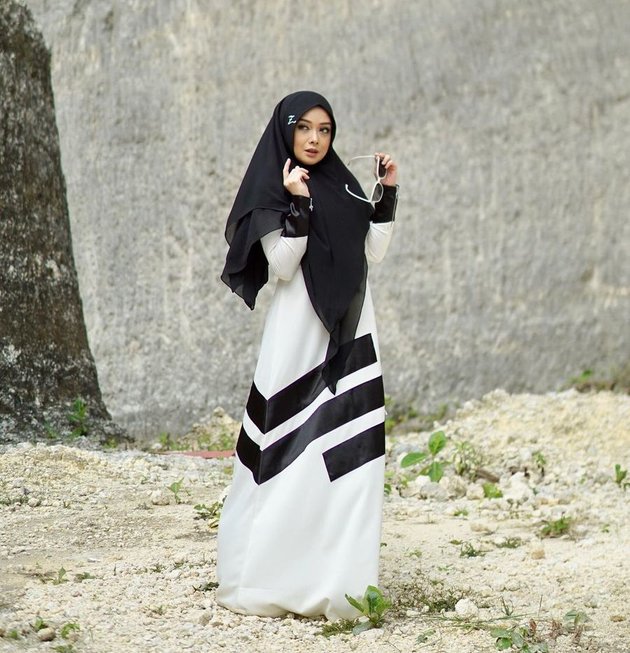 7 Portraits of Terry Putri who is becoming more beautiful and graceful in Hijab Syar'i, Reaping Praise