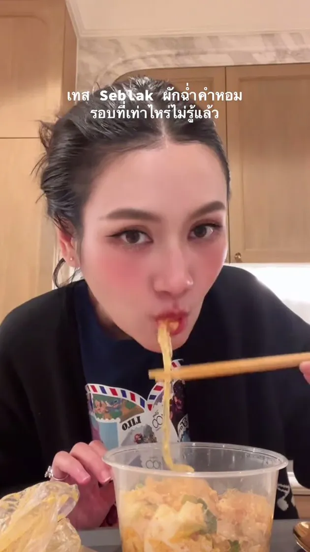 Potret The Chanisara saat Coba Seblak