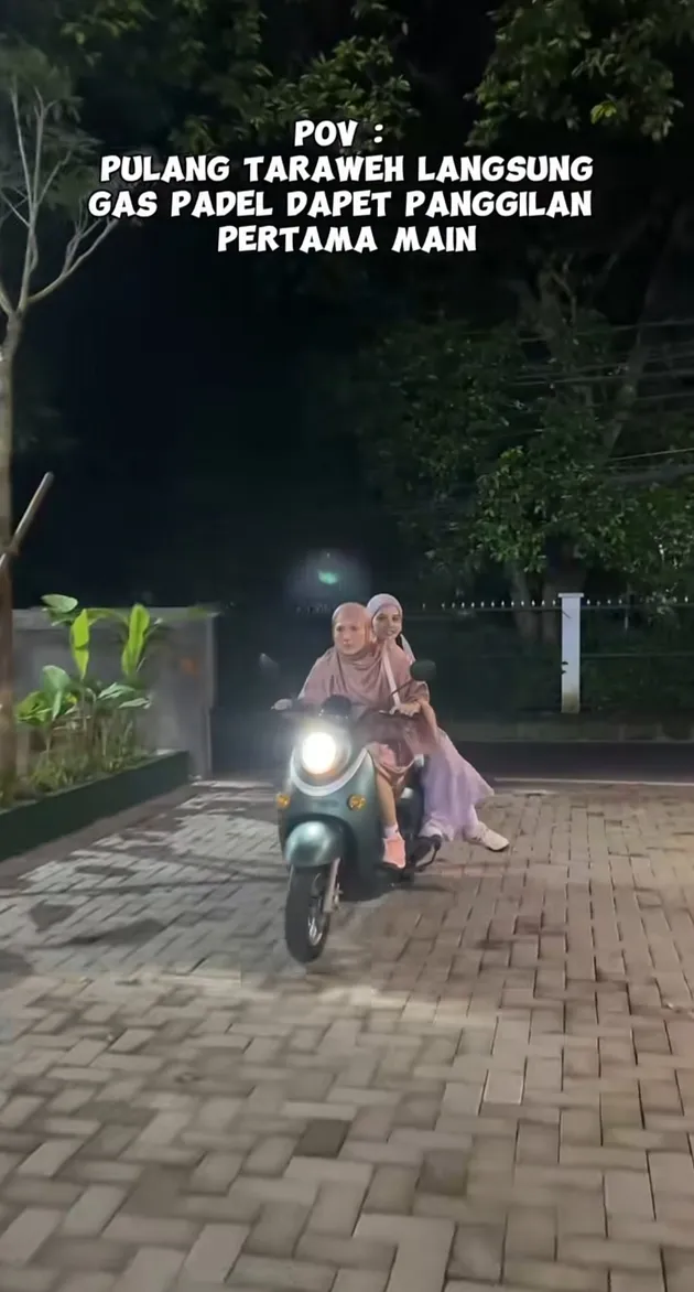 Tiwi dan Poppy Sovia naik motor ke lapangan Padel Seheabis Tarawih