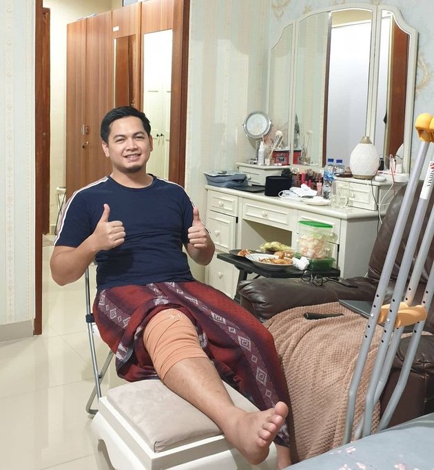 Kondisi lutut Tommy Kurniawan berangsur membaik sejak operasi. Dikatakan bahwa rasa nyeri pada lututnya mulai hilang di hari ketiga masa penyembuhannya pasca operasi.