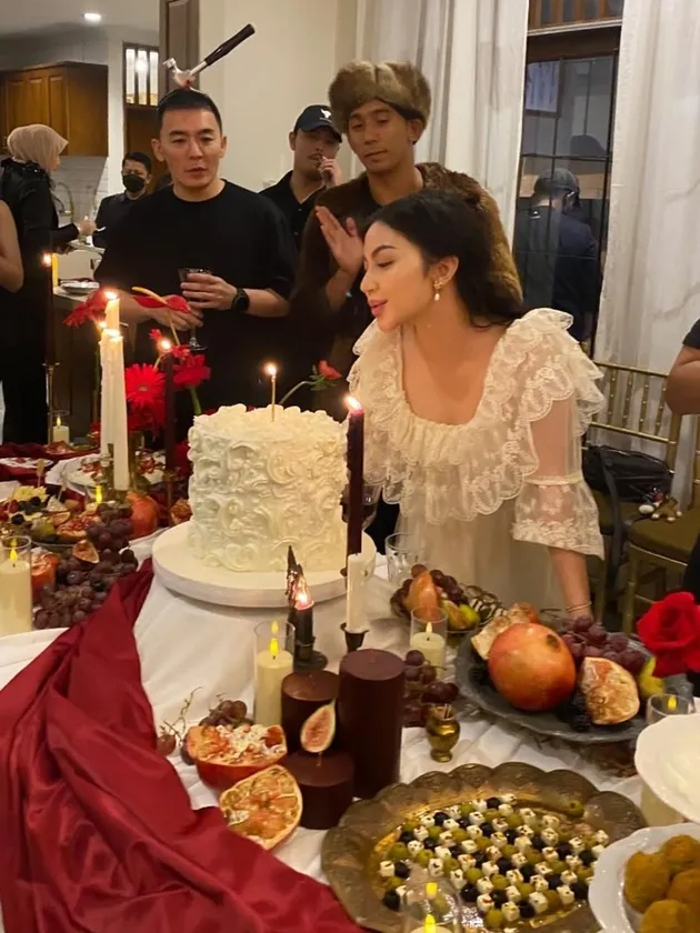 Ulang Tahun Ariel Tatum ke-29 tema vintage