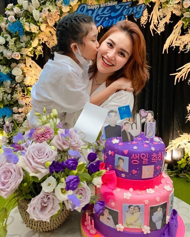 7 Portraits of Ayu Ting Ting's Birthday Celebrations in a Star Hotel, Full of Flowers and Balloons - Her Birthday Cake Becomes the Highlight