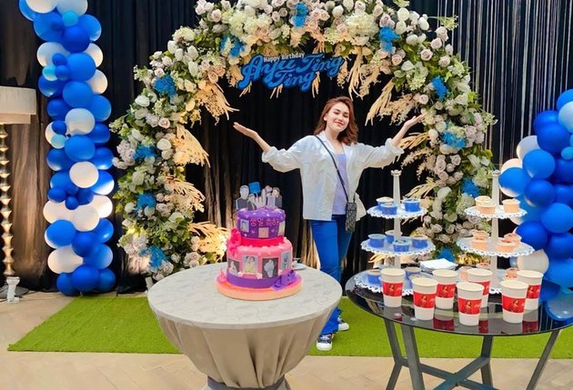 7 Portraits of Ayu Ting Ting's Birthday Celebrations in a Star Hotel, Full of Flowers and Balloons - Her Birthday Cake Becomes the Highlight