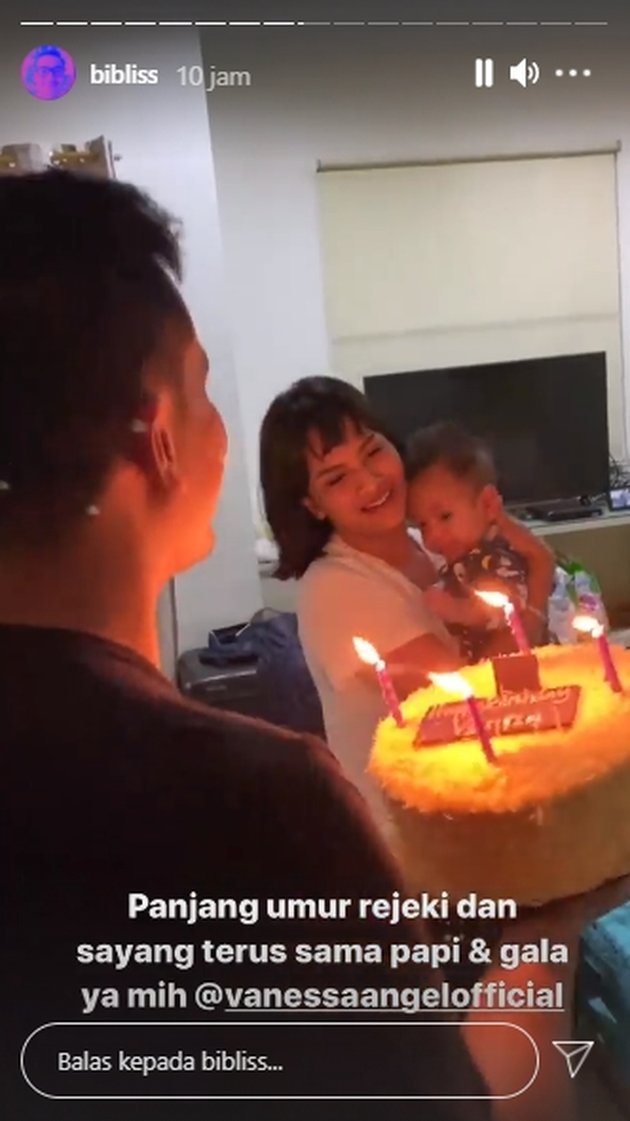 Hari itu, Vanessa Angel berulang tahun. Ia sedang sibuk mengasuh baby Gala, tiba-tiba Bibi Ardiansyah, sang suami datang membawa kue ulang tahun.