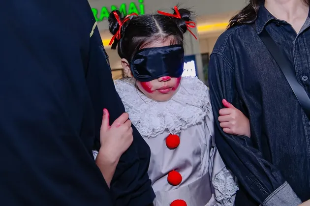 Abigail dengan mata tertutup