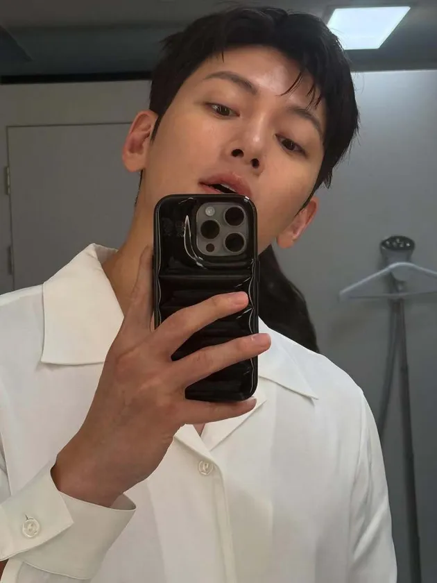 Ji Chang Wook selfie