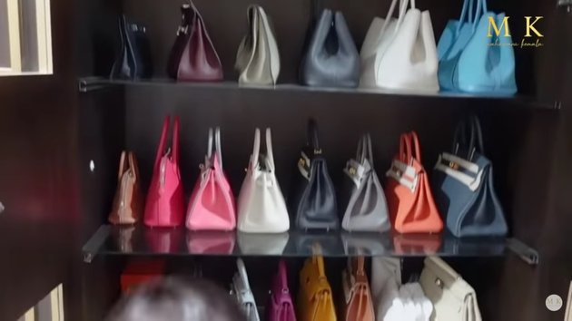 7 Portraits of Sarwendah's Luxurious Walk-in Closet, There are Rows of Branded Bags - Called Mangga Dua Because She Has Many Phone Case Collections