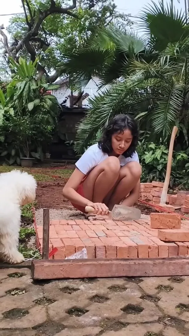 Widuri Anak Dwi Sasono dan Widi Mulia nukang di rumah