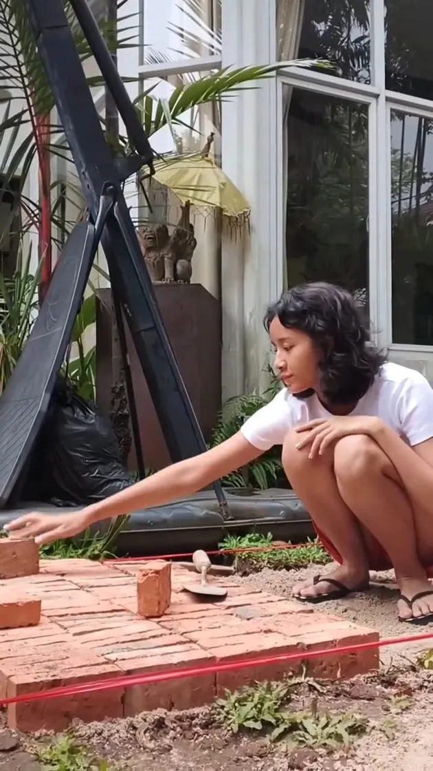 Widuri Putri Anak Dwi Sasono dan Widi Mulia tampak enjoy saat nukang